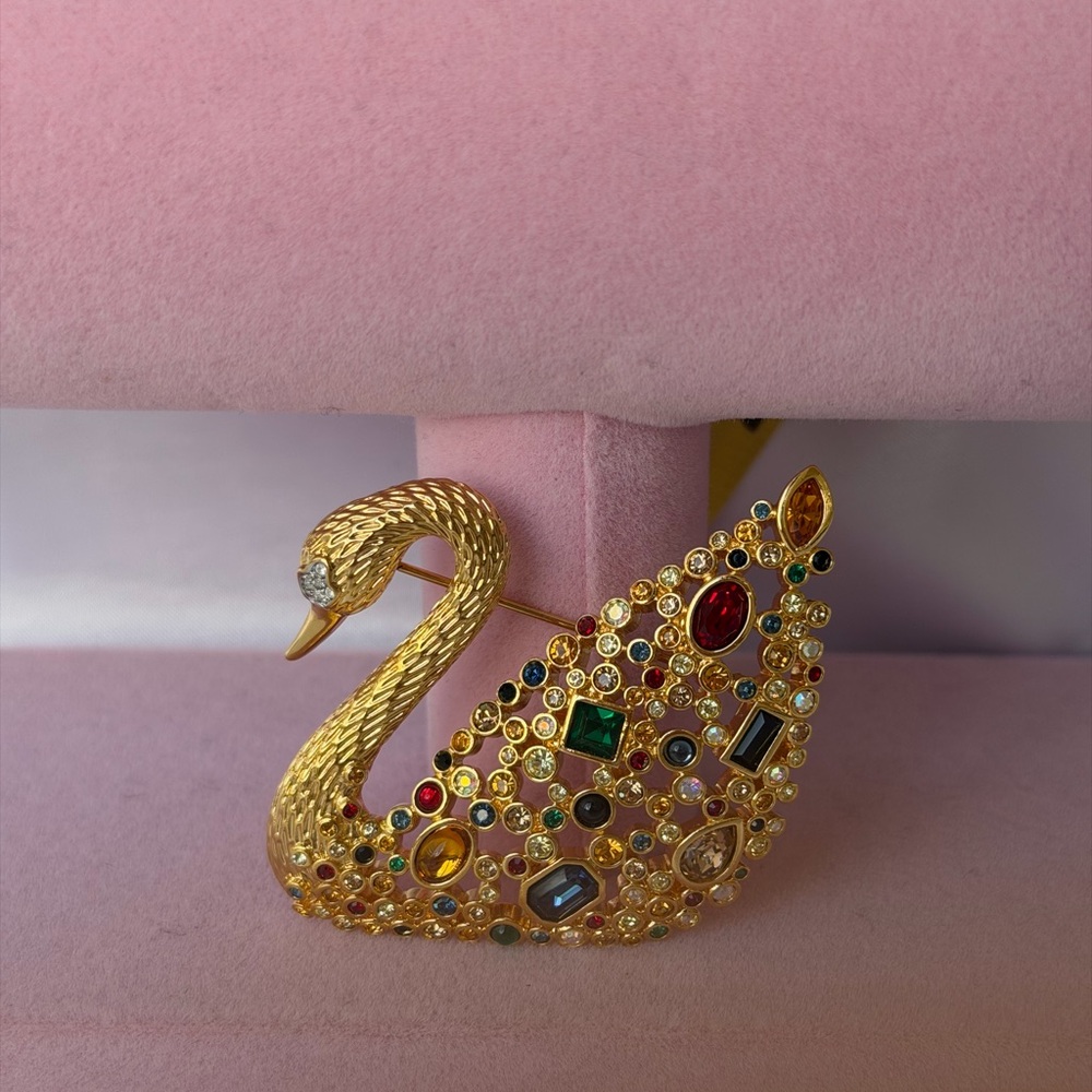 Vtg 1995 Swarovski SCS Member Centenary Swan Multicolor Crystal Gold Tone Pin